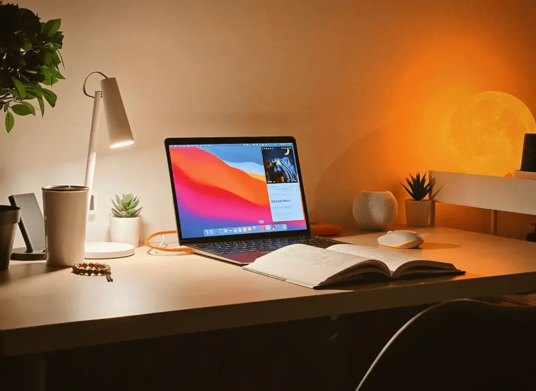 Ilustrasi siswa sedang belajar online efektif dengan laptop di meja, menggunakan teknik time blocking dan Pomodoro untuk persiapan ujian.