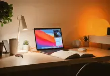 Ilustrasi siswa sedang belajar online efektif dengan laptop di meja, menggunakan teknik time blocking dan Pomodoro untuk persiapan ujian.