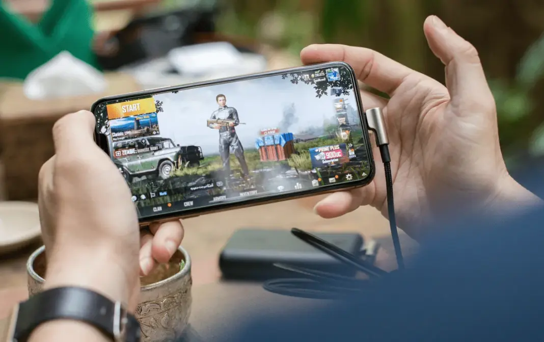 Ilustrasi berbagai item PUBG di dalam game seperti senjata, armor, medkit, dan granat yang tersebar di atas tanah.