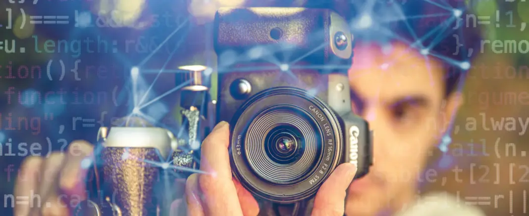 Seorang fotografer menggunakan kamera Canon EOS R5 Mark II, dengan overlay kode komputer yang melambangkan analisis AI terhadap fotografi.