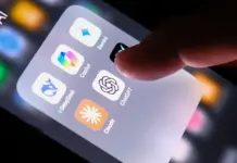 Ilustrasi aplikasi kecerdasan buatan atau AI di layar smartphone modern