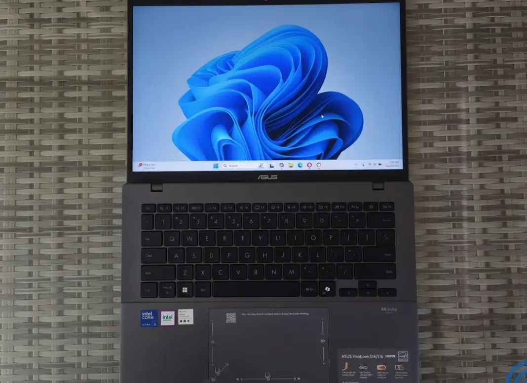 Ilustrasi laptop dari berbagai merek seperti Lenovo, ASUS, Acer, dan HP dengan grafik panah harga naik di latar belakang, simbol kenaikan harga Januari 2026.