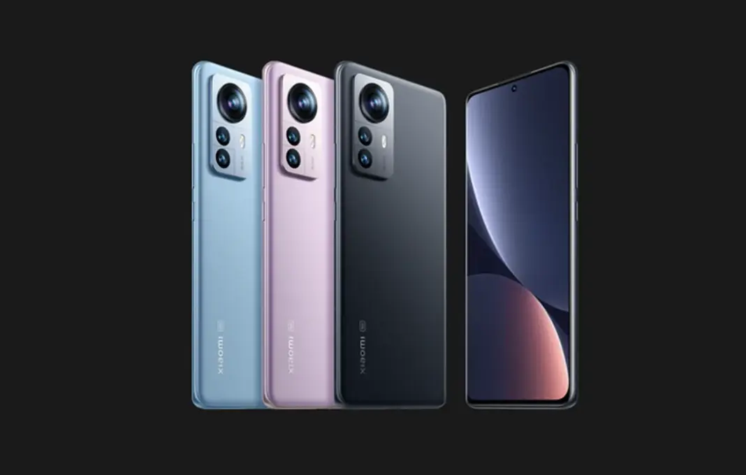 Ilustrasi ponsel Xiaomi 12 Pro dengan notifikasi pembaruan software yang akan berakhir dukungannya pada tahun 2026.