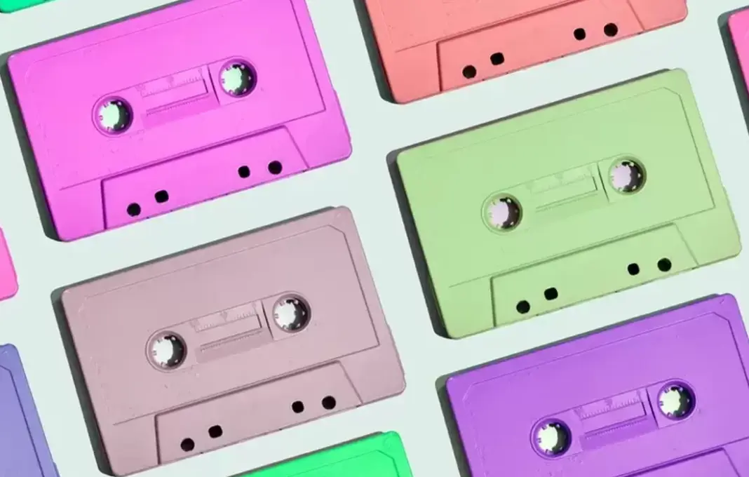 Ilustrasi konseptual perangkat kaset tape modern yang menyimpan pita DNA sintetis untuk penyimpanan data digital berkapasitas sangat besar.