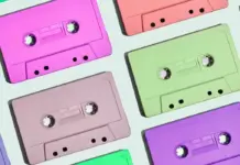 Ilustrasi konseptual perangkat kaset tape modern yang menyimpan pita DNA sintetis untuk penyimpanan data digital berkapasitas sangat besar.