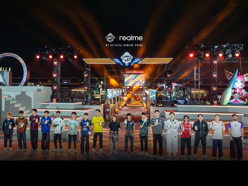 Realme Serah Terima Device M Series di Opening Ceremony M7