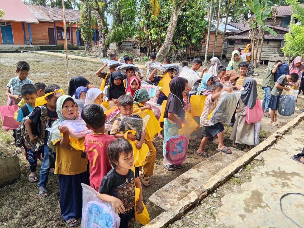 Telkom Salurkan Bantuan untuk Pemulihan Sarana Umum di Aceh