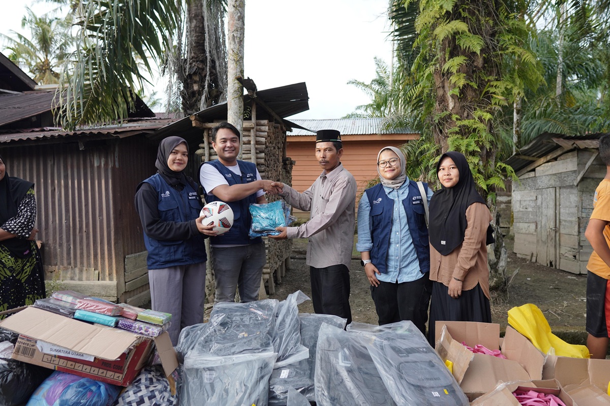 Relawan BUMN Peduli TelkomGroup menyerahkan bantuan pendidikan dan kebersihan untuk sekolah dan tempat ibadah di Kabupaten Aceh Tamiang.