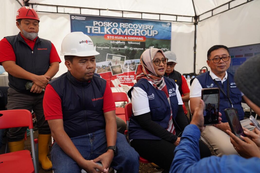 Direktur Utama Telkom Dian Siswarini (tengah) memberikan penjelasan mengenai progress pemulihan infrastruktur Telkom kepada awak media di Posko Recovery TelkomGroup.