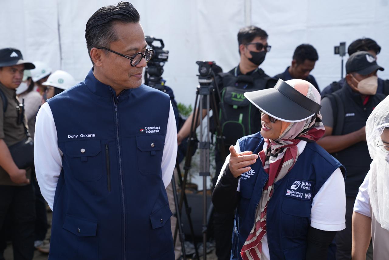 Direktur Utama Telkom Dian Siswarini (kanan) bersama dengan COO Danantara Dony Oskaria (kiri) saat meninjau secara langsung Hunian Danantara (Huntara) yang diperuntukkan bagi masyarakat terdampak banjir di Aceh Tamiang pada Kamis (1/1).