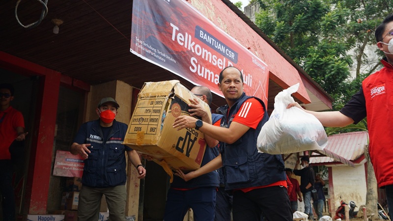Telkomsel Salurkan Bantuan CSR Logistik untuk Masyarakat Terdampak Banjir di Aceh Utara
