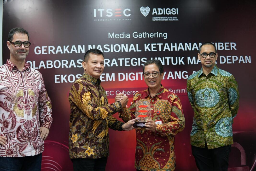 Kiri ke Kanan: - Patrick Dannacher - Presiden Direktur PT ITSEC Asia Tbk - Eko Prasudi Widianto - Direktur PT ITSEC Asia Tbk - Slamet Aji Pamungkas - Deputi 4 BSSN & Ketua Dewan Pengawas ADIGSI - Firlie Ganinduto - Ketua Umum Asosiasi digitalisasi dan keamanan siber indonesia (ADIGSI)