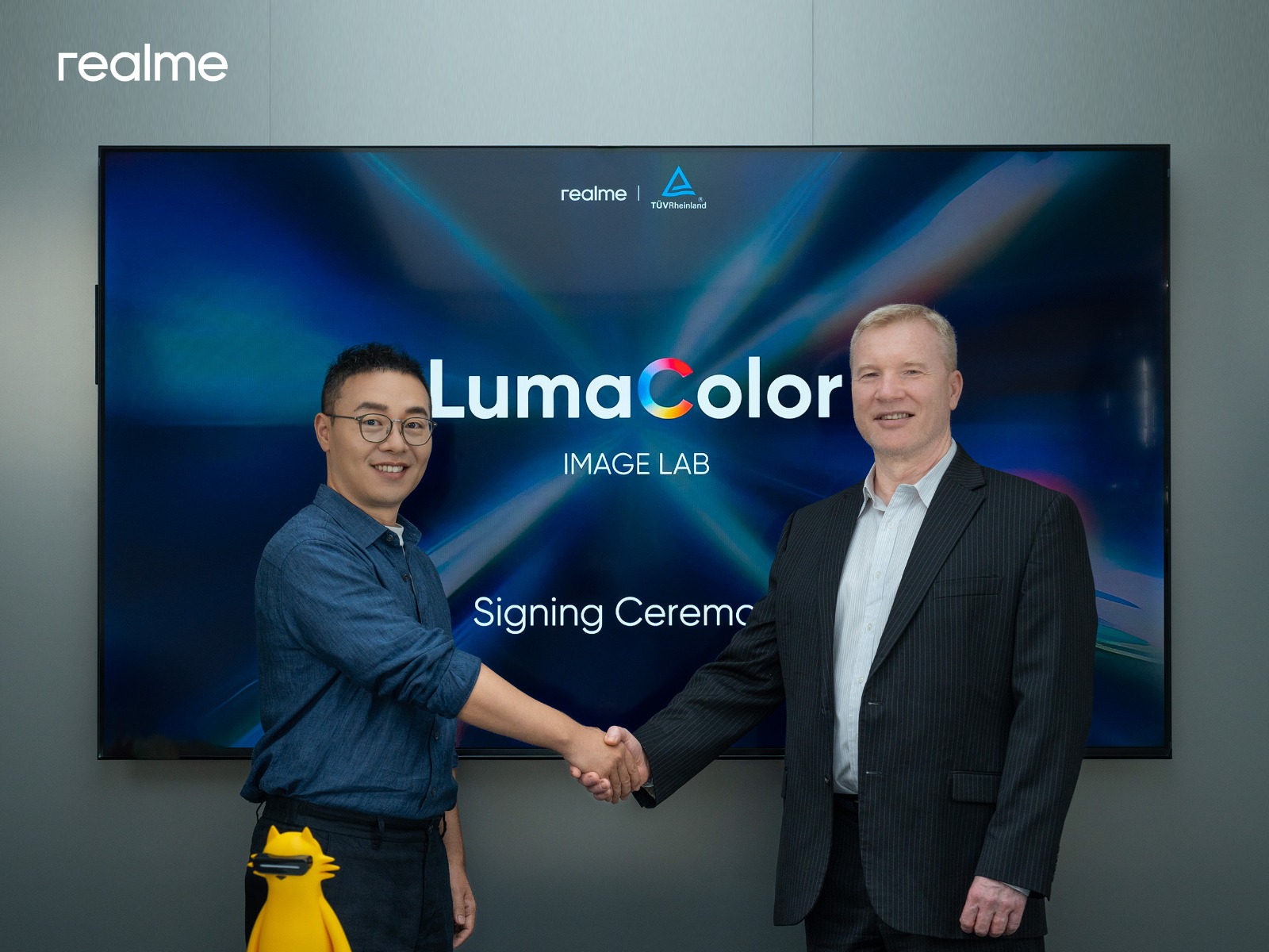 (Chase Xu - Vice President, realme and President, realme Global Marketing & Sven-Olaf Steinke - General Manager Electrical and Director of Technical Competence Center TÜV Rheinland)