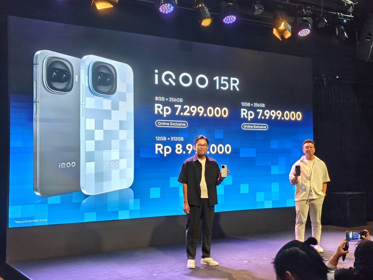 Rifqi Arrahmansyah-Brand MAnager iQOO Indonesia dan Calvin Nobel-Head of Product iQOO Indonesia, pada peluncuran iQOO 15R di Jakarta Rabu 25 Februari 2026