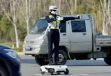 China Kerahkan Robot Humanoid AI untuk Mengatur Lalu Lintas