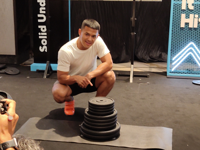 Laptop Asus Zenbook A14 diletakan beban 100KG