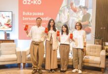 Foto 1 [Ka - Ki] - Helen Widjaja, Teresa Wibowo, Sabai Dieter dan Ringgo Agus Rahman menunjukkan aplikasi smart home SYNC di smartphone sebagai solusi keamanan rumah yang terintegrasi