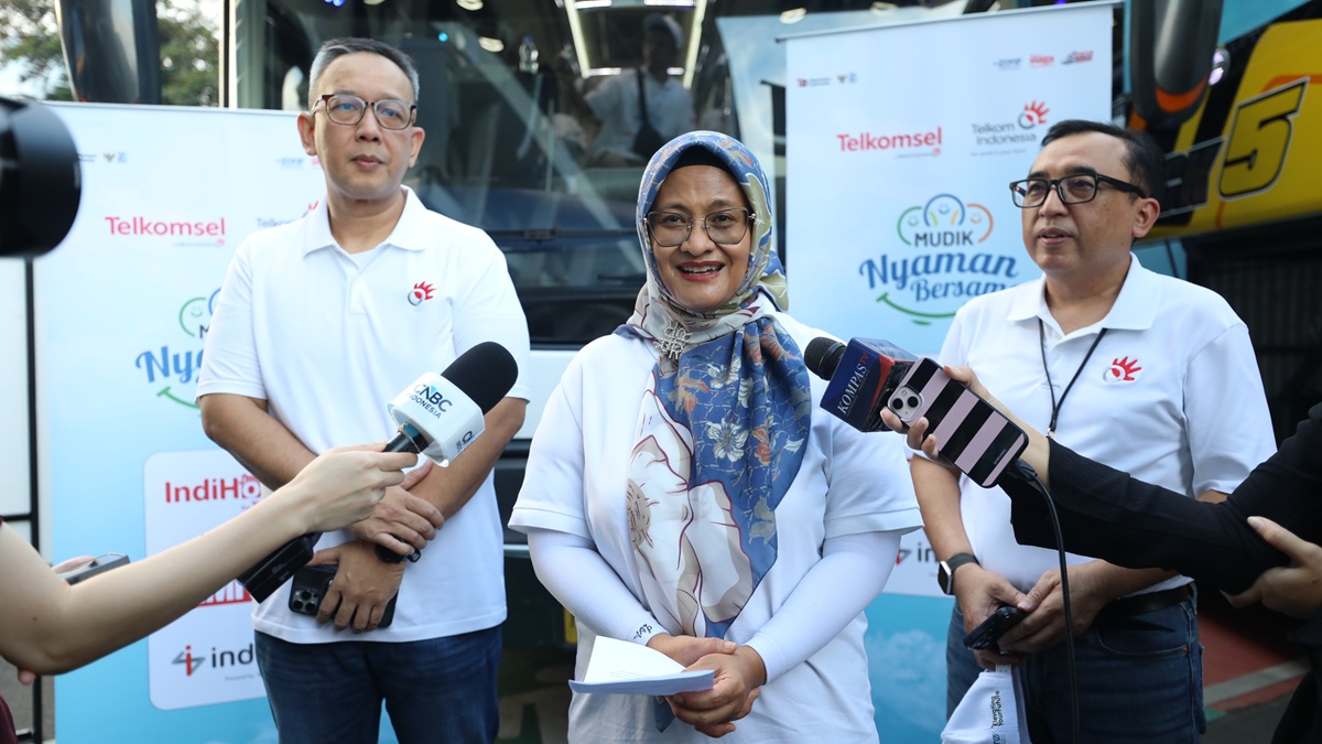 Direktur Utama Telkom Dian Siswarini saat meninjau bus mudik dan berinteraksi dengan peserta mudik TelkomGroup sebelum flag off program "Mudik Nyaman Bersama BUMN Danantara," di Stadion Gelora Bung Karno Jakarta, Selasa (17/3).