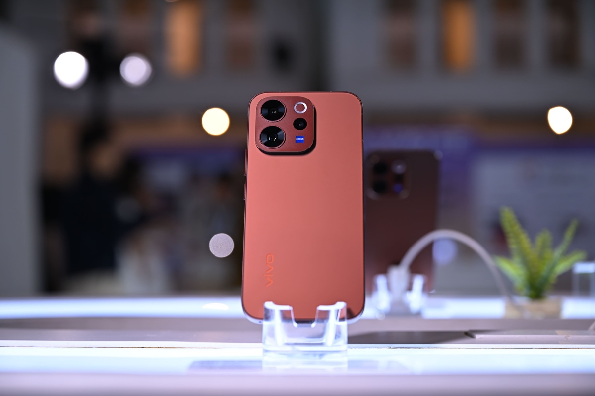 vivo V70 varian warna Sandalwood Brown terinspirasi dari keindahan alam dan kemewahan kayu cendana. memberikan kesan premium