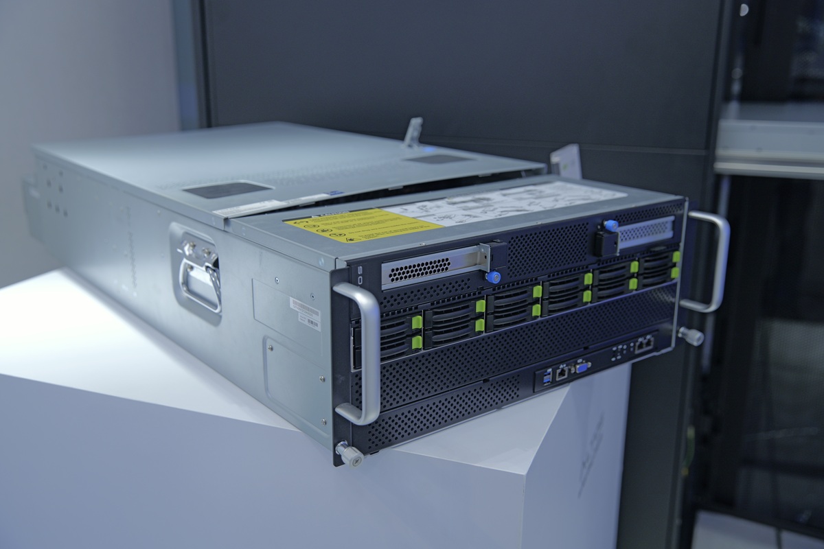 Altos BrainSphere R680 F7 AI Server