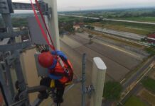 Tim Teknisi XLSMART sedang bekerja diatas Menara BTS di jalur strategis guna memastikan kualitas jaringan tetap andal selama periode arus mudik dan arus balik Hari Raya Idul Fitri 2026. Langkah ini dilakukan seiring dengan lonjakan trafik layanan dan data nasional yang mencapai 21% dibandingkan hari normal dan meningkat 7% dari periode lebaran tahun sebelumnya. Penguatan jaringan 4G dan perluasan 5G difokuskan pada jalur tujuan mudik, kawasan wisata, serta pusat aktivitas masyarakat guna menghadirkan pengalaman digital yang lebih cepat dan stabil bagi pelanggan.