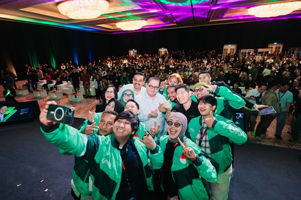 Dalam ajang GrabX 2026, Mitra Pengemudi berkesempatan swafoto bersama (Ki-ka) Neneng Goenadi, CEO Grab Indonesia_ Maman Abdurrahman, Menteri UMKM Republik Indonesia_ Airlangga Hartarto, Menteri Koordinat