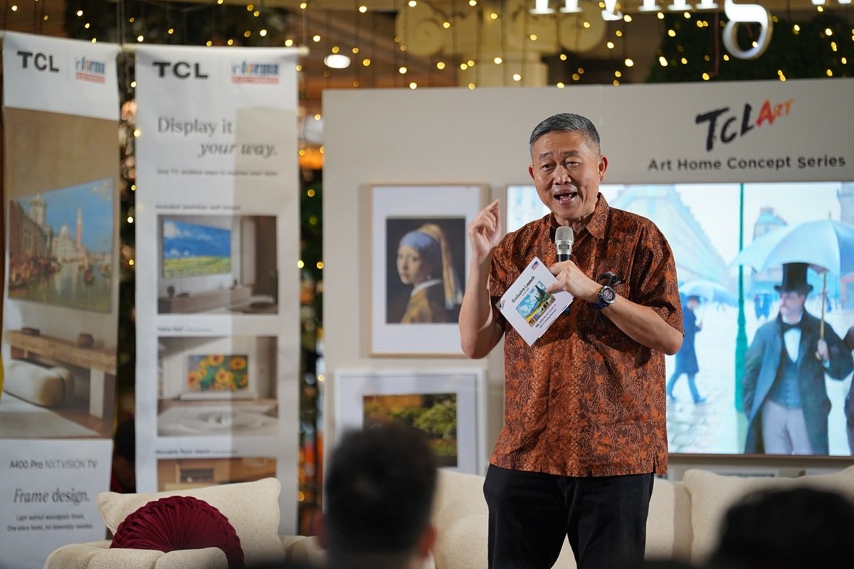 Group Business Operation Director PT Home Center Indonesia, Daniel Trisno tengah menyampaikan welcoming speech atas kehadiran pengalaman visual baru di rumah melalui peluncuran TCL A400 Pro NXT VISION TV di Indonesia.