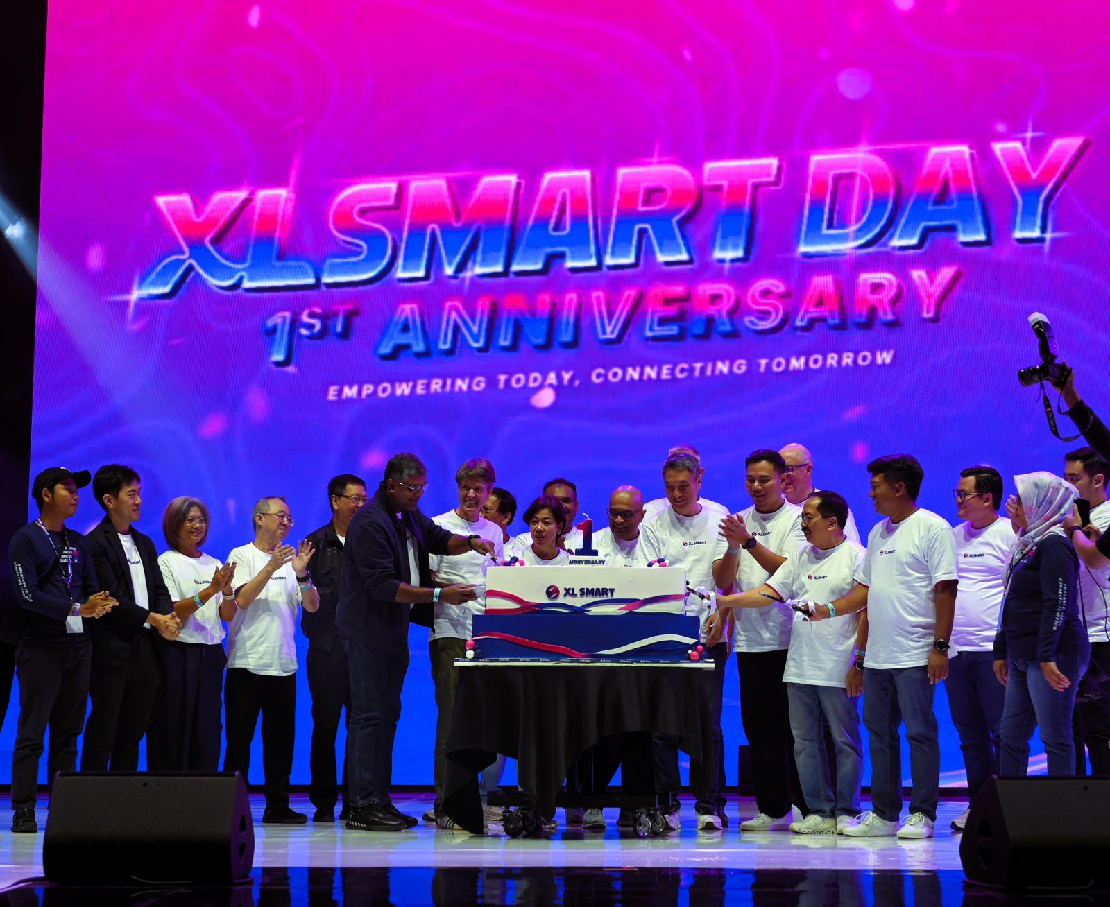Jajaran Dewan Direksi dan Dewan Komisaris beserta perwakilan karyawan melakukan seremoni simbolis dalam rangka perayaan satu tahun perjalanan perusahaan di Indonesia Convention Exhibition (ICE) BSD City, Sabtu (25/04). Momentum anniversary ini menjadi penanda capaian strategis XLSMART dalam memperkuat kinerja bisnis, kualitas jaringan, serta menghadirkan pengalaman digital terbaik bagi pelanggan di seluruh Indonesia.  Perayaan ini turut dihadiri ribuan karyawan beserta keluarga, mitra, dan masyarakat sebagai wujud apresiasi perusahaan terhadap peran seluruh ekosistem dalam mendukung pertumbuhan XLSMART, sekaligus memperkuat komitmen perusahaan dalam membangun budaya kerja yang kolaboratif, inklusif, dan berorientasi pada pelanggan.