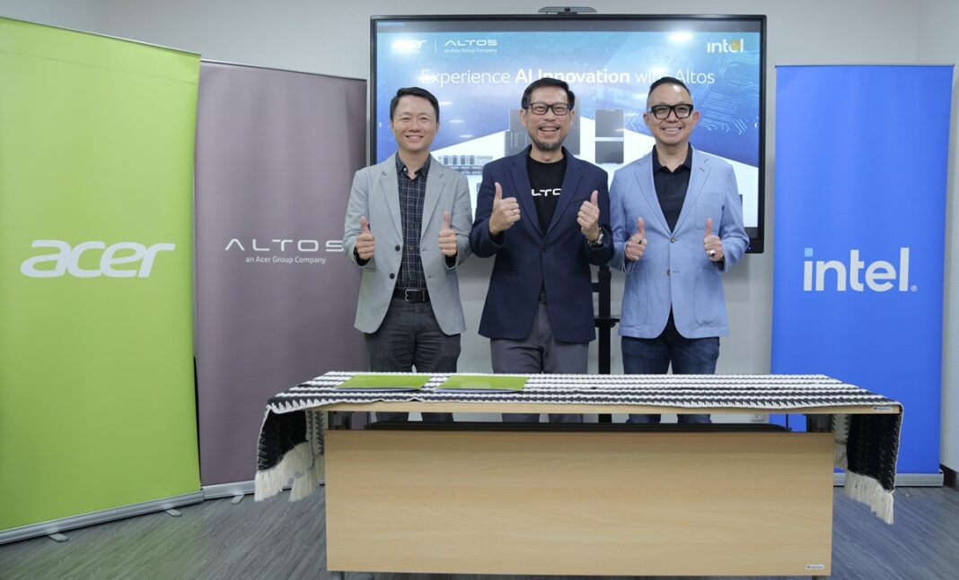 Kiri ke Kanan- Andy Komala dari Synnex Metrodata Indonesia, Riko Gunawan dari Acer Indonesia, dan Antonius dari PT ECS Indojaya