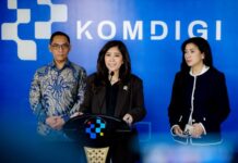 Menkomdigi Meutya Hafid didampingi Dirjen Pengawasan Ruang Digital Alexander Sabar dan Dirjen Komunikasi Publik dan Media Fifi Aleyda Yahya memberikan keterangan dalam konferensi pers di Kantor Kementerian Komdigi, Jakarta Pusat, Selasa (14/04/2026)