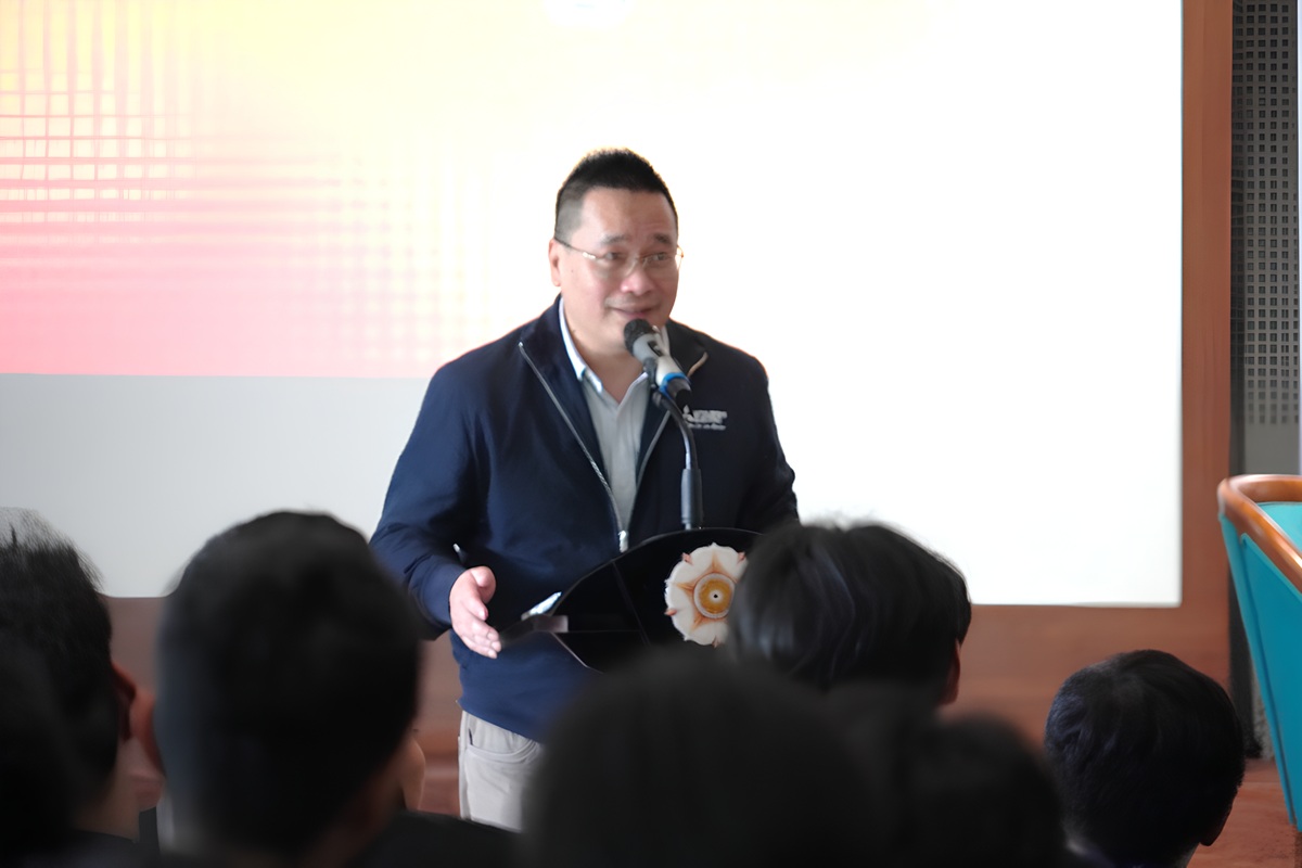 Ivan Chandra, Head of Division, Factory Automation & Industrial Division, PT Mitsubishi Electric Indonesia saat memberikan pemaparan kepada mahasiswa UGM