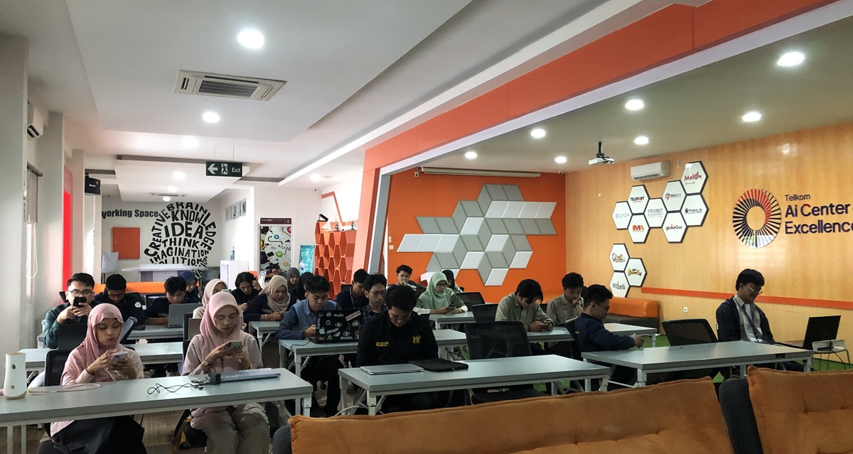 Direktur IT Digital Telkom Faizal Rochmad Djoemadi memberikan sambutan dalam agenda AI Connect Offline Series di AI Center Makassar.