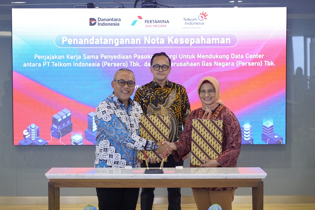 Penandatanganan Nota Kesepahaman (MoU) oleh Direktur Utama Telkom Dian Siswarini (paling kanan) dengan Direktur Utama PGN Arief Kurnia Risdianto (paling kiri) dan disaksikan langsung oleh Senior Director of Business Performance and Assets Optimization Danantara Indonesia Bhimo Aryanto (tengah) di Jakarta, Jumat (10/4).
