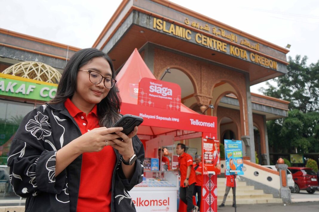 Telkomsel berhasil menjaga kualitas konektivitas pelanggan agar tetap aman dan nyaman tanpa gangguan berarti selama periode Ramadan dan Idul Fitri 1447 H (RAFI 2026). Didukung penguatan jaringan berbasis AI dan optimalisasi di 495 titik prioritas, menjadi wujud komitmen Telkomsel dalam Melayani Sepenuh Hati.
