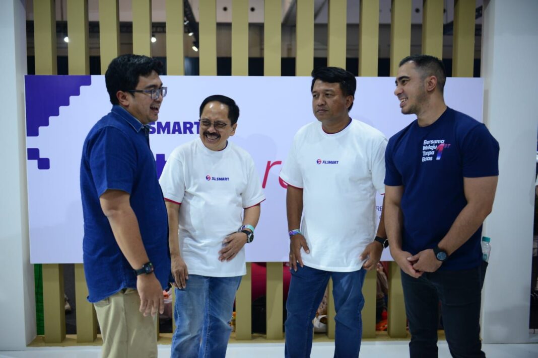 Angga Kusnan Qadafi, Tenaga Ahli Menteri Ketenagakerjaan Republik Indonesia, Direktur & Chief Regulatory Officer XLSMART, Merza Fachys, Direktur & Chief People Officer XLSMARTm Jeremiah Ratadhi dan Group Head dan Group Head Corporate Communications & Sustainability XLSMART, Reza Z. Mirza berfoto bersama saat peluncuran flagship program corporate CSR XLSMART Future Ready dalam rangkaian anniversary pertama di Indonesia Convention Exhibition (ICE) BSD City, Sabtu (25/04). Momentum anniversary ini menjadi penanda capaian strategis XLSMART dalam memperkuat kinerja bisnis, kualitas jaringan, serta menghadirkan pengalaman digital terbaik bagi pelanggan di seluruh Indonesia. Perayaan ini turut dihadiri ribuan karyawan beserta keluarga, mitra, dan masyarakat sebagai wujud apresiasi perusahaan terhadap peran seluruh ekosistem dalam mendukung pertumbuhan XLSMART, sekaligus memperkuat komitmen perusahaan dalam membangun budaya kerja yang kolaboratif, inklusif, dan berorientasi pada pelanggan.