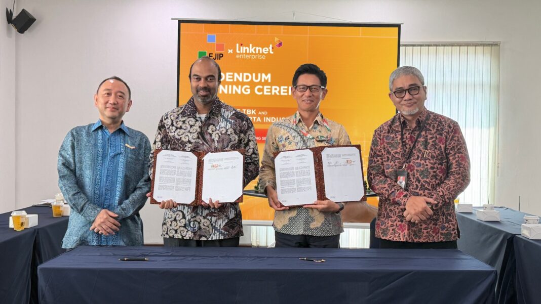 (Kiri-kanan) Ronald C. Lesmana, Chief Enterprise Business Officer Linknet_ Kanishka G. Wickrama, Chief Executive Officer Linknet_ Kenichiro Yoshida - President Director EJIP dan Andy Rif'at Jusuf, Director EJIP