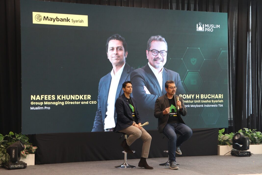 Direktur Unit Usaha Syariah Maybank Indonesia Romy H. Buchari bersama Group Managing Director and CEO of Muslim Pro Nafees Khundker