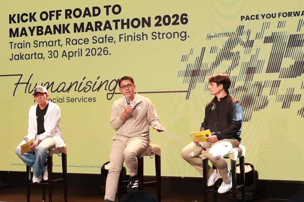 Project Director Maybank Marathon Bambang Irawan (tengah) sedang menjelaskan program RTMM 2026 saat acara Kick Off Road to Maybank Marathon di Jakarta (30/4/2026) bersama AR Jakarta Sports Science & Performance Coach Matias Ibo (kanan), dan AR Jakarta Running Coach Aditya Madya Pamungkas “Dodit” (kiri) . Program RTMM 2026 akan dilaksanakan mulai dari 3 Mei hingga 16 Agustus mendatang di 6 kota besar di Indonesia yakni Jakarta, Bandung, Semarang, Surabaya, Denpasar, dan Makassar.
