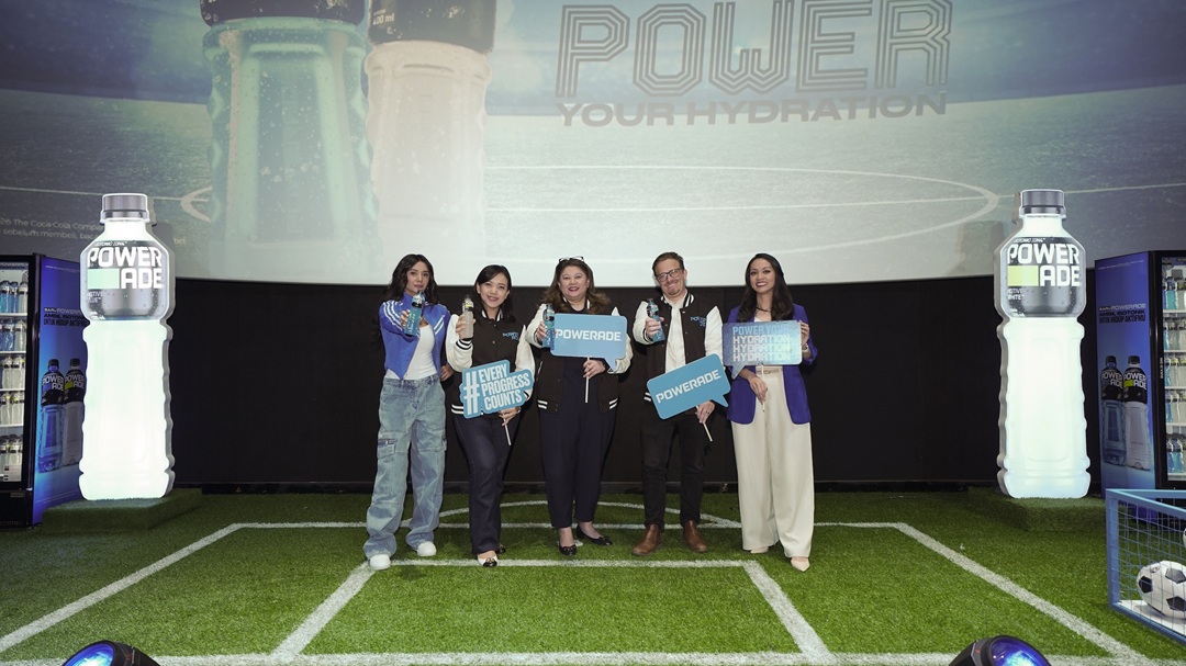 (Ki-Ka) Fanny Ghassani (Aktris dan Lifestyle Influencer), Chintamy Ruliana Dewi ( Brand Representative POWERADE, Coca-Cola Indonesia), Eva Lusiana (President Director Coca-Cola Indonesia), Grant Davidson (Frontline Marketing Senior Director of Coca-Cola Indonesia), dan dr. Diana Felicia Suganda, M.Kes, Sp.GK (Spesialis Gizi Klinik) saat momen unveiling POWERADE di Indonesia.