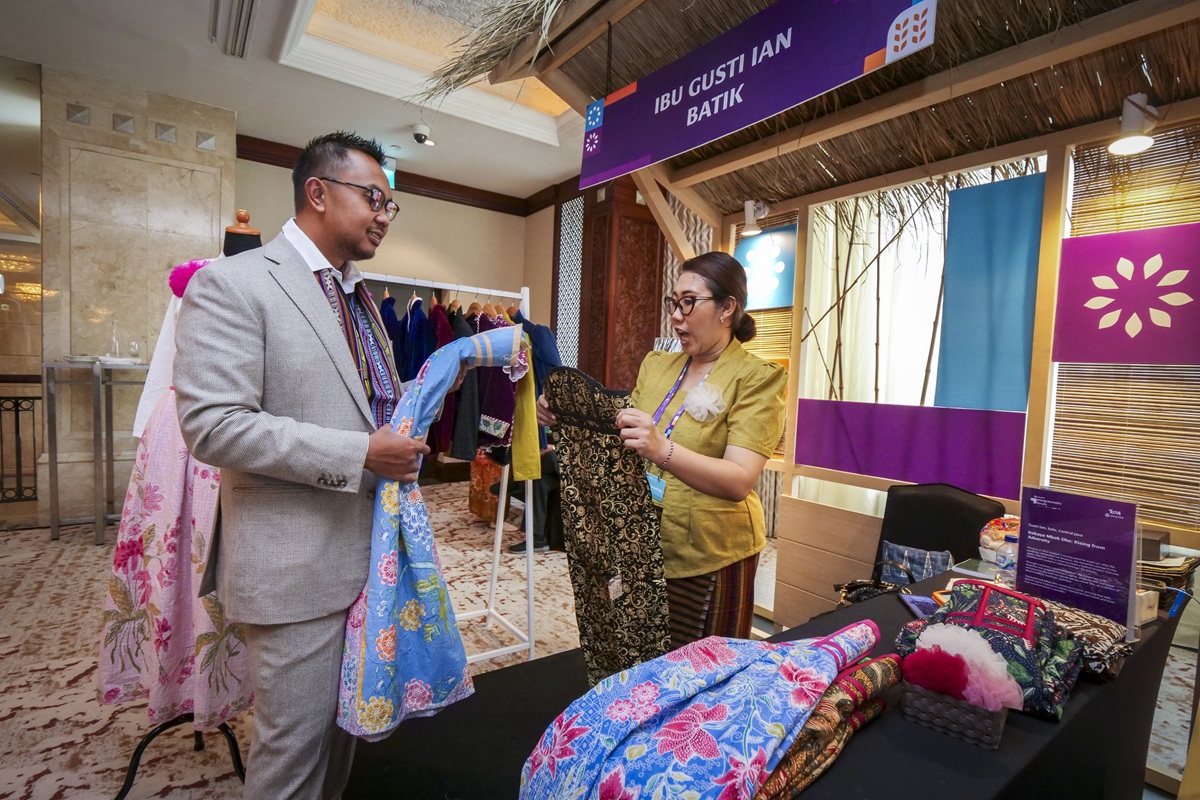 Andi Taufan Garuda Putra, Founder dan CEO Amartha Financial, mengunjungi salah satu stan mitra Amartha, ‘Kebaya Mbok Dhe’ asal Surakarta, dalam acara The 2026 Asia Grassroots Forum (4_6).