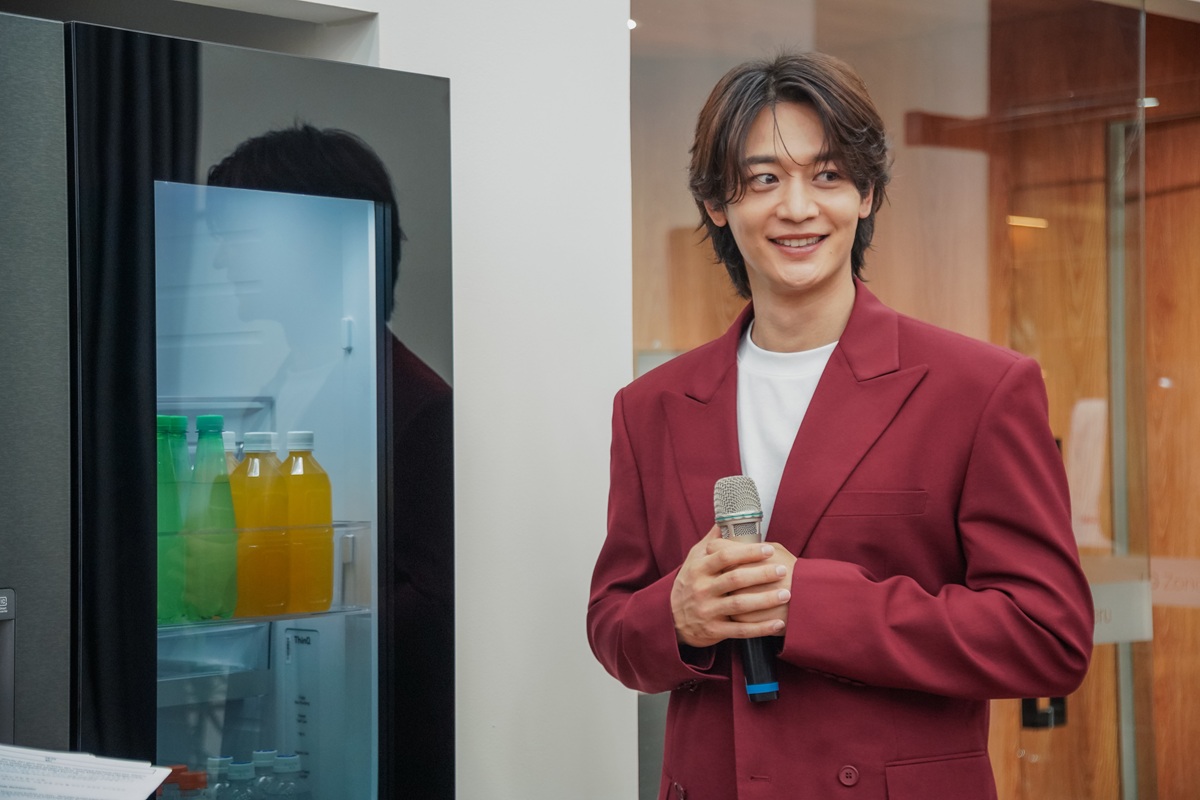 Choi Minho menggunakan LG InstaView Side by Side Refrigerator