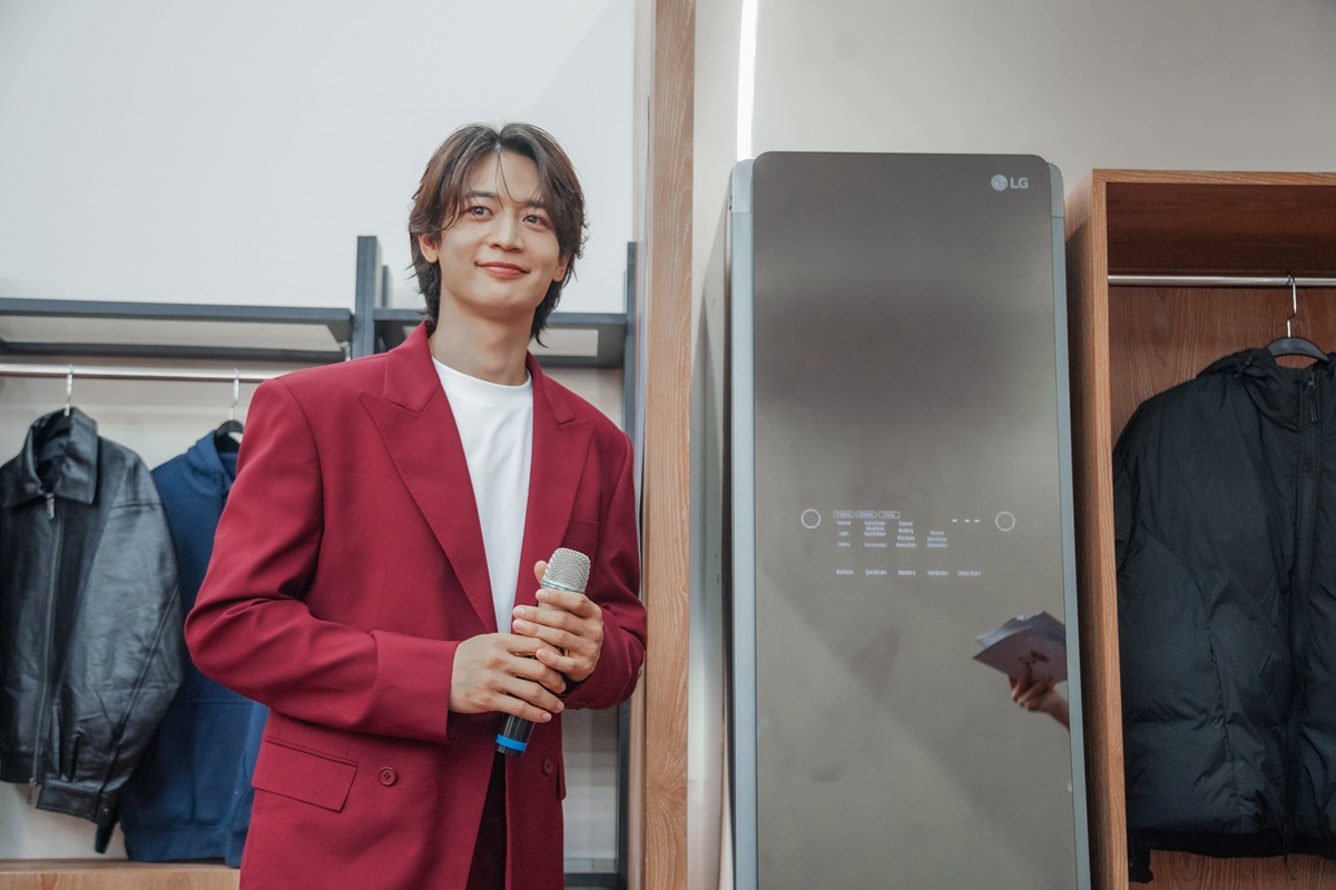 Choi Minho menggunakan LG Styler