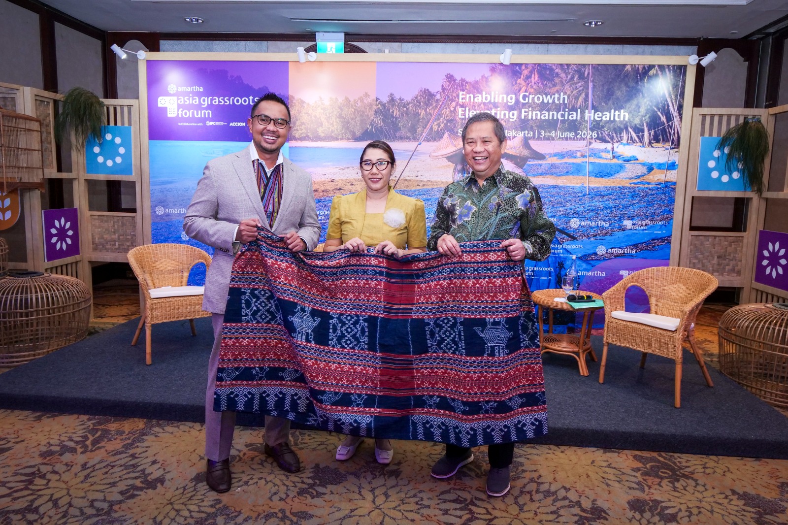 [Ki-ka] Andi Taufan Garuda Putra, Founder dan CEO Amartha Financial bersama Gusti Ian, UMKM Binaan Amartha & Pemilik Usaha ‘Kebaya Mbok Dhe’ serta Rudiantara, Komisaris Utama Amartha dan Menteri Komunikas