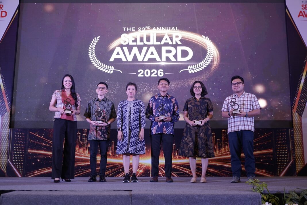 Perwakilan Bank Mandiri menerima Trofi Selular Award 2026 di Menara Peninsula Jakarta pada Senin malam (862026).