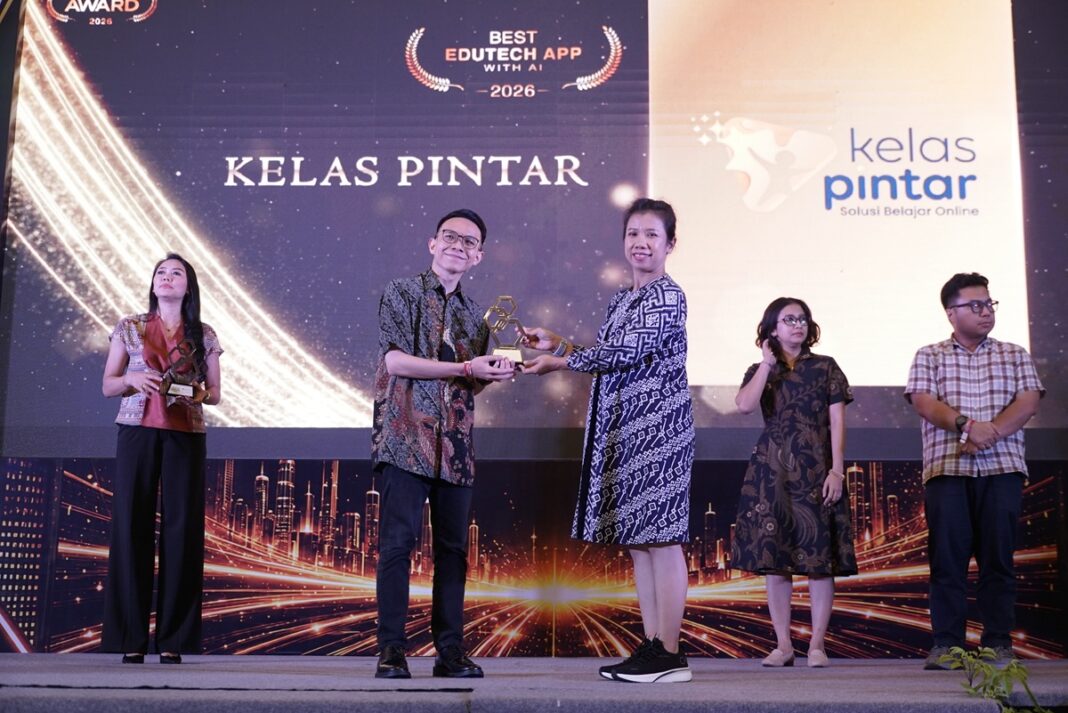 Perwakilan Kelas Pintar menerima Trofi Selular Award 2026 di Menara Peninsula Jakarta pada Senin malam (862026).