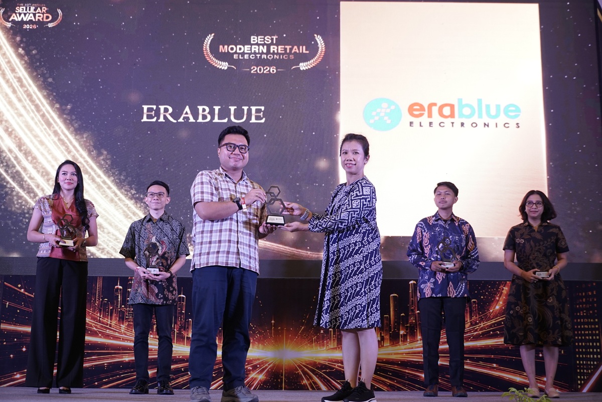 Perwakilan PT Erajaya Swasembada Tbk. menerima Trofi Selular Award 2026 di Menara Peninsula Jakarta pada Senin malam (8-6).