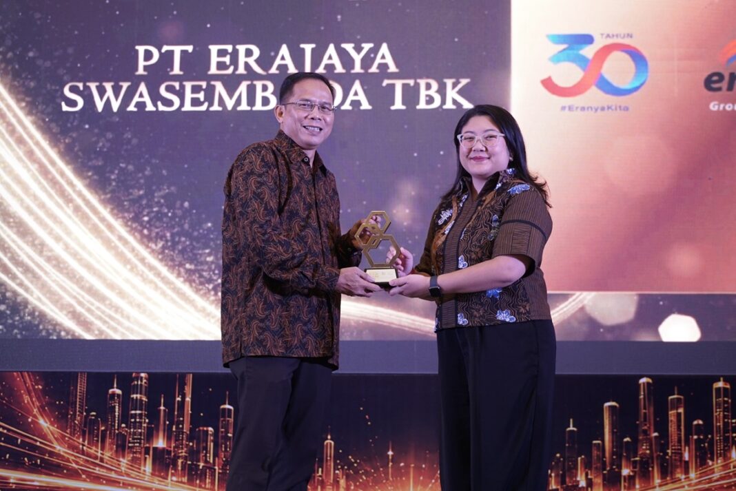 Perwakilan PT Erajaya Swasembada Tbk. menerima Trofi Selular Award 2026 di Menara Peninsula Jakarta pada Senin malam (862026).