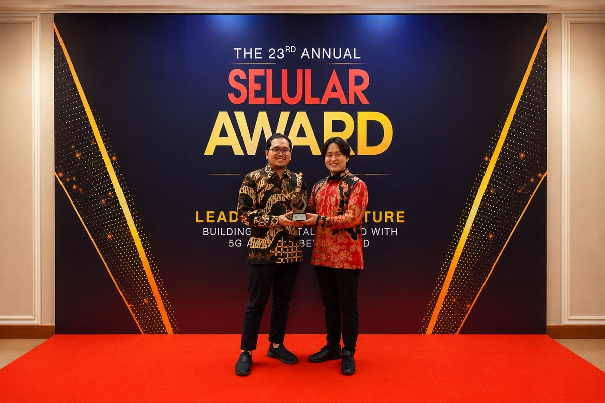 Perwakilan Sharp menerima penghargaan smartphone of the year mid year category di selular awards 2026