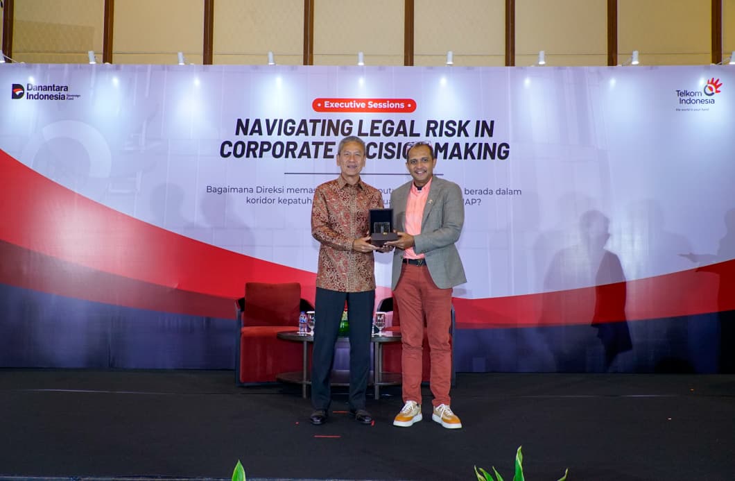 (kiri ke kanan) Direktur Legal & Compliance Telkom Andy Kelana bersama Wakil Menteri Hukum Republik Indonesia Prof. Dr. Eddy O.S. Hiariej, S.H., M.Hum. pada Executive Session Navigating Legal Risk in Corporate Decision Making, Jumat (26/6). Melalui forum ini, Telkom memperkuat kapabilitas pengambil keputusan melalui pemahaman regulasi, Business Judgment Rule (BJR), dan tata kelola perusahaan guna mendukung pertumbuhan bisnis yang berkelanjutan.