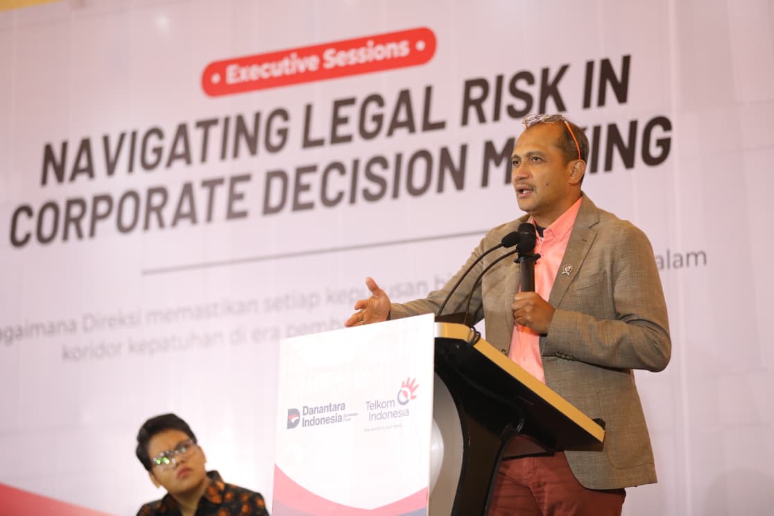Direktur Legal & Compliance Telkom Andy Kelana menyampaikan sambutan pada Executive Session Navigating Legal Risk in Corporate Decision Making, Jumat (26/6).